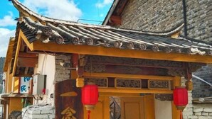 Un bâtiment traditionnel avec un toit en tuiles et une porte en bois.