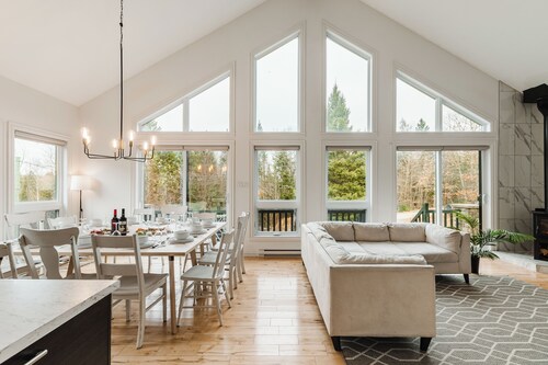 LE CHÂTEAU: SPA, LAKE, BBQ, CANOES, FIRE PLACE, WIFI, FIRE PIT, TRANQUILITY, FUN