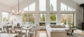 LE CHÂTEAU: SPA, LAKE, BBQ, CANOES, FIRE PLACE, WIFI, FIRE PIT, TRANQUILITY, FUN