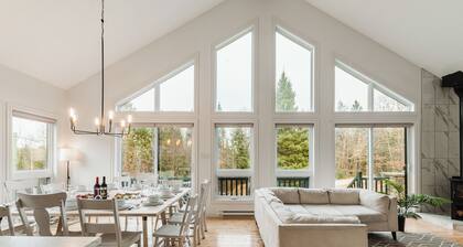 LE CHÂTEAU: SPA, LAKE, BBQ, CANOES, FIRE PLACE, WIFI, FIRE PIT, TRANQUILITY, FUN