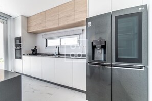Fridge, oven, dishwasher, coffee/tea maker