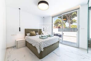 3 slaapkamers, een strijkplank/strijkijzer, gratis wifi, beddengoed