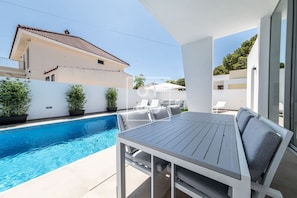 Pool - Villa Coral, chic coastal design, saltwater pool - by OYOOSTAYS (Torrevieja)