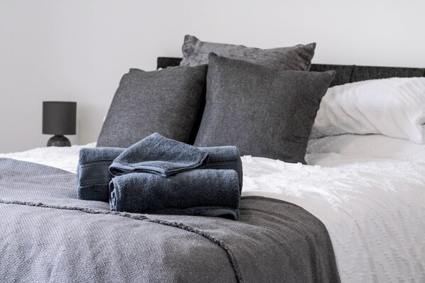 2 slaapkamers, een strijkplank/strijkijzer, wifi, beddengoed