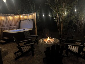 Terrace/patio - Charming 2-bedroom townhome with game room, WiFi, AC, only 10 min to Dollywood. (Sevierville)