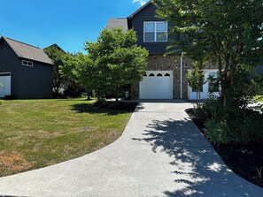 Exterior - Charming 2-bedroom townhome with game room, WiFi, AC, only 10 min to Dollywood. (Sevierville)