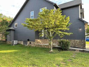 Exterior - Charming 2-bedroom townhome with game room, WiFi, AC, only 10 min to Dollywood. (Sevierville)