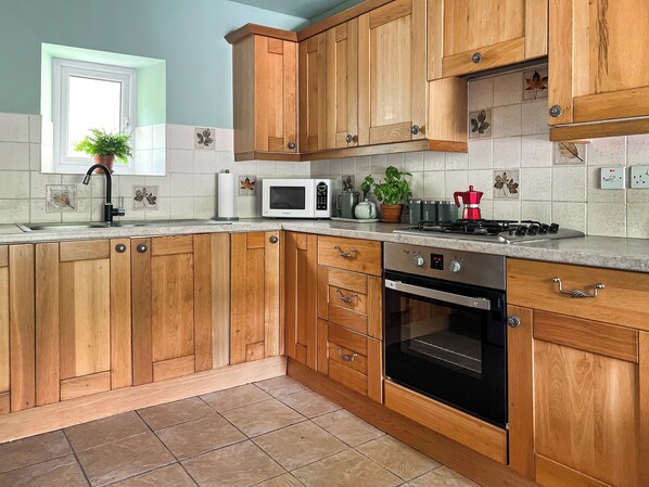 Fridge, oven, dishwasher, cookware/dishes/utensils