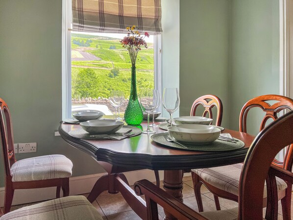 Dining - 2 bedroom accommodation in Tylorstown (Tylorstown)