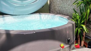 Outdoor spa tub - 2 bedroom accommodation in Tylorstown (Tylorstown)