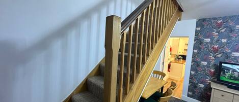 Una escalera con barandillas de madera que conduce a una plataforma.