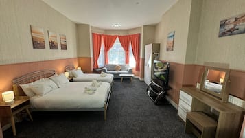 Suíte estúdio superior, várias camas, cozinha americana | Escrivaninha, espaço de trabalho para notebook, Wi-Fi de cortesia