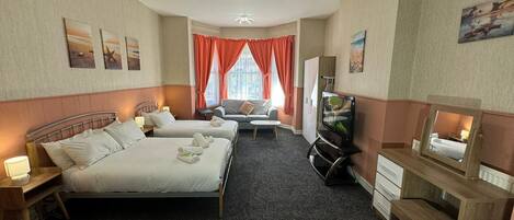 Suite monolocale Superior, letti multipli, angolo cottura | 1 camera, una scrivania, postazione laptop, Wi-Fi gratuito