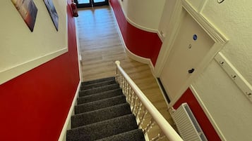 Quarto solteiro básico, banheiro privativo, vista parcial para o mar | Parte interna