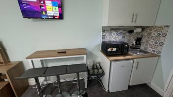 Standard Studio, Multiple Beds, Kitchenette | Room amenity