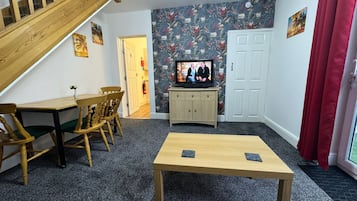Apartment, Private Bathroom | Lounge