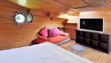 Chambre Familiale, vue fleuve | Rideaux occultants, fer et planche Ă  repasser, Wi-Fi gratuit