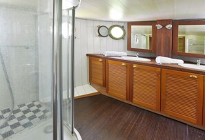 Standard Triple Room, River View | Shared bathroom - Peniche Refuge Seine (Vigneux-sur-Seine)