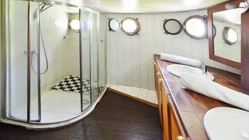 Standard Triple Room, River View | Bilik mandi berkongsi