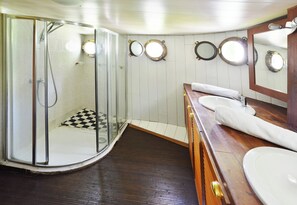Habitación triple estándar, vistas al río | Baño compartido