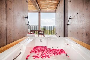 Presidential-huone, poreamme, näköala laaksoon | Egyptinpuuvillaiset lakanat, ylelliset vuodevaatteet