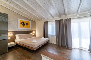 Habitación cuádruple panorámica, baño privado, vistas al mar | Ropa de cama de alta calidad, minibar, decoración individual