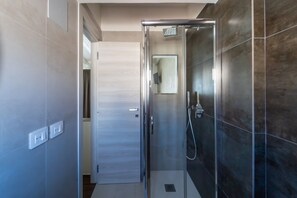 Quadrupla panoramica, bagno privato, vista mare | Bagno | Doccia, soffione a pioggia, set di cortesia gratuito, asciugacapelli