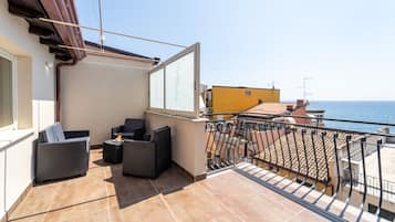 Quadrupla panoramica, bagno privato, vista mare | Terrazza/patio
