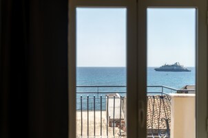 Habitación cuádruple panorámica, baño privado, vistas al mar | Vistas al agua