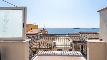 Panoramic-Vierbettzimmer, eigenes Bad, Meerblick | Terrasse/Patio