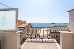 Habitación cuádruple panorámica, baño privado, vistas al mar | Terraza o patio