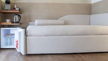 Quadrupla panoramica, bagno privato, vista mare | Biancheria da letto di alta qualità, minibar, con stile personalizzato