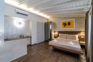 Quadrupla panoramica, bagno privato, vista mare | Biancheria da letto di alta qualità, minibar, con stile personalizzato