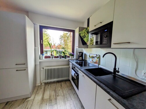 Neu Möbliert! Voll Ausgestattete Business Wohnung mit Balkon und Carport