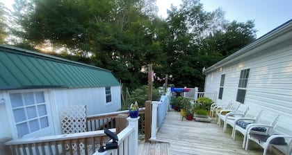 Charming accessory unit/studio/tiny home located on family Christmas Tree Farm