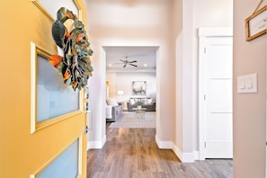 TV connectée, baby-foot, livres