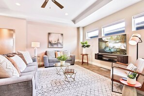 Smart TV, table football, books - 2 Adjacent Modern Homes - Sleep 12–16 - Near Shops, Dining, Parks, Entertainment (Meridian)