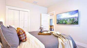 6 bedrooms, desk, iron/ironing board, travel crib