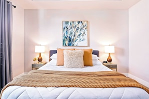 6 bedrooms, desk, iron/ironing board, travel cot - 2 Adjacent Modern Homes - Sleep 12–16 - Near Shops, Dining, Parks, Entertainment (Meridian)