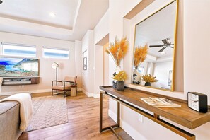 Interior - 2 Adjacent Modern Homes - Sleep 12–16 - Near Shops, Dining, Parks, Entertainment (Meridian)