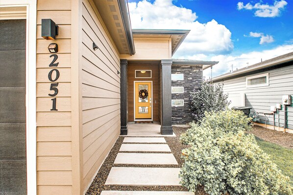 Exterior detail - 2 Adjacent Modern Homes - Sleep 12–16 - Near Shops, Dining, Parks, Entertainment (Meridian)