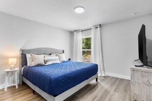 3 chambres, bureau, fer et planche à repasser, lit de bébé portatif