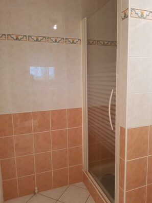 Sèche-cheveux, serviettes fournies, papier toilette