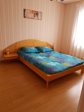 2 habitaciones, tabla de planchar con plancha y ropa de cama 