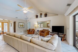 Téléviseur, lecteur de DVD, table de ping-pong