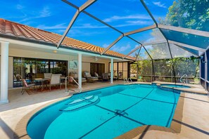 A heated pool - Waterfront,  snowbird friendly, solar warmed pool, spa, dock (Cape Coral)