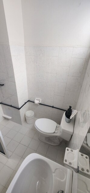Studio Confort | Salle de bain | Douche, serviettes fournies, savon, papier toilette