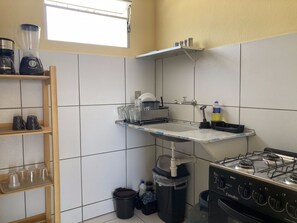 Jääkaappi, liesi, kahvin-/teenkeitin, tehosekoitin