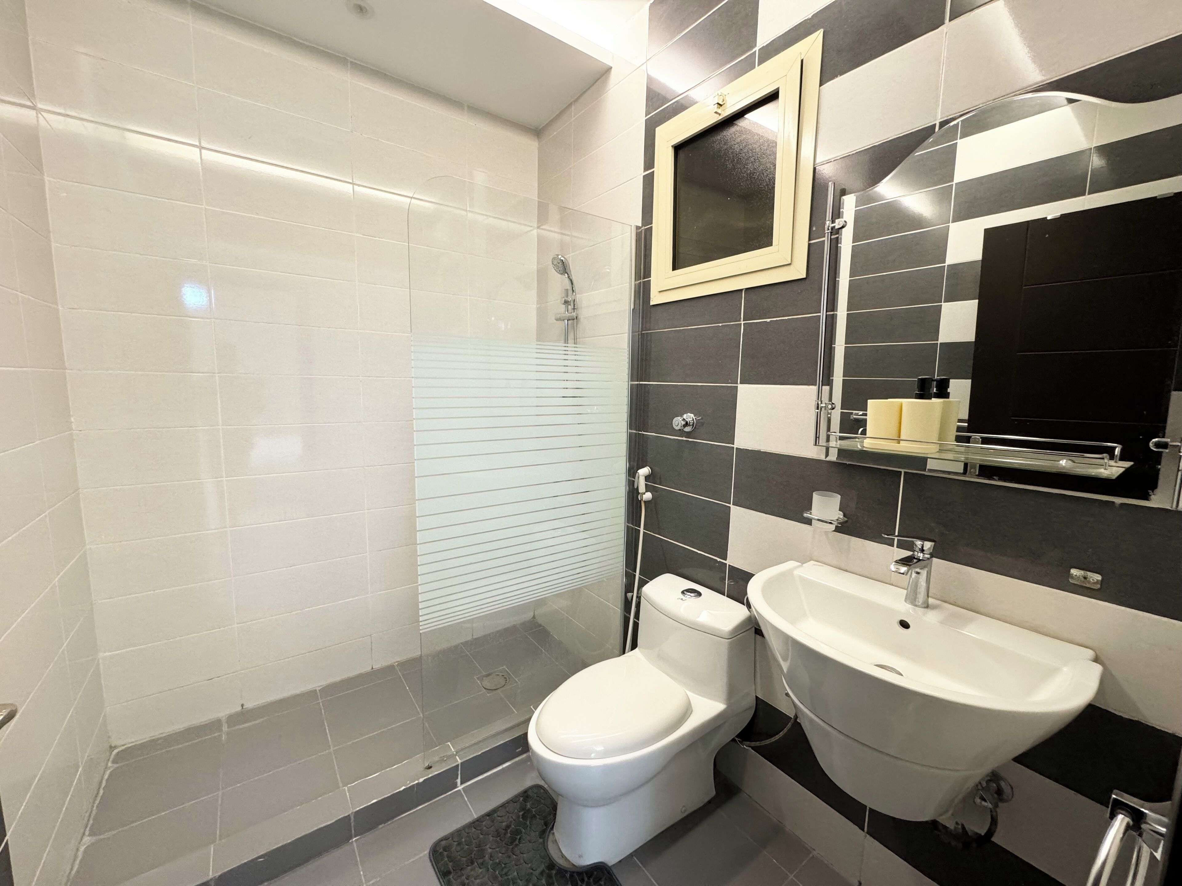 Dusche, Bidet, Handtücher, Seife