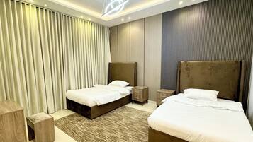 4 bedrooms, iron/ironing board, WiFi, bed sheets